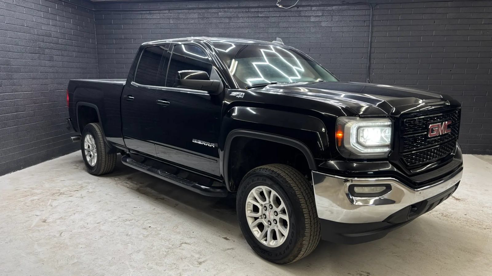 Used 2017 GMC Sierra 1500 SLE w/ SLE Value Package AWD/4WD image 1