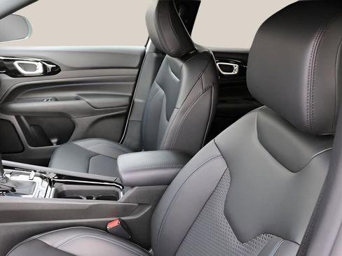 New 2026 Jeep Compass Latitude image 11