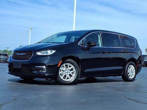 Used 2024 Chrysler Pacifica Touring-L FWD image 2
