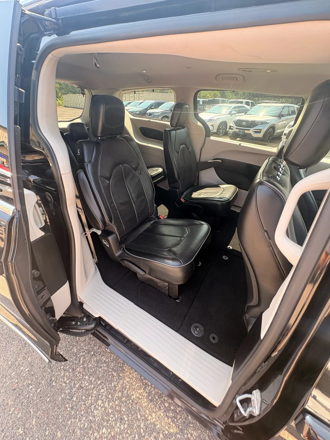 Used 2017 Chrysler Pacifica Limited w/ Advanced Safetytec Group FWD image 38