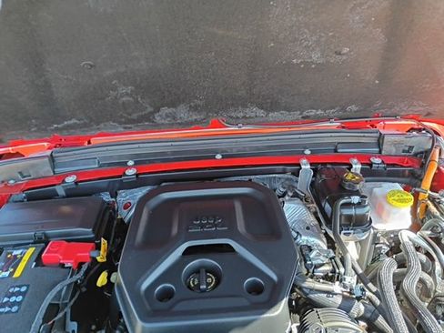 Used 2025 Jeep Wrangler Unlimited Sahara AWD/4WD image 25