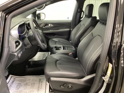New 2027 Chrysler Pacifica Select AWD/4WD image 15
