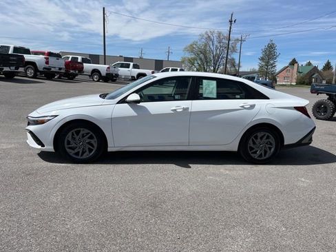 Used 2024 Hyundai Elantra SEL FWD image 11