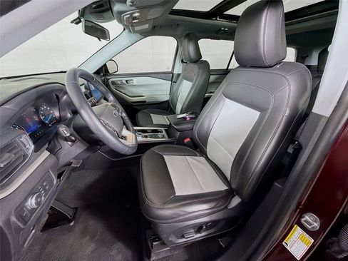 Used 2022 Ford Explorer XLT w/ Equipment Group 202A AWD/4WD image 11