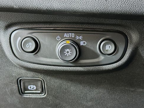 Used 2024 GMC Terrain SLT image 17