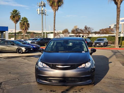 Used 2023 Chrysler Voyager LX image 26