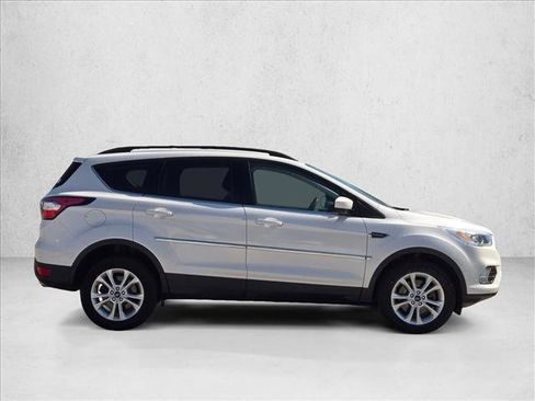 Used 2017 Ford Escape SE w/ Equipment Group 201A image 4