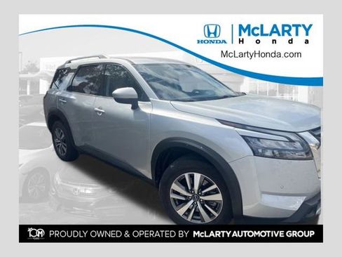 Used 2025 Nissan Pathfinder SL image 1