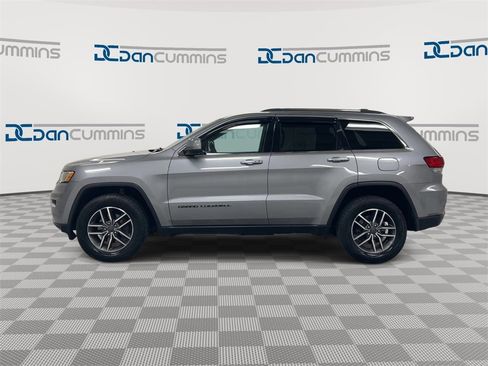 Used 2020 Jeep Grand Cherokee Laredo w/ 18" Wheel & 8.4" Radio Group image 5