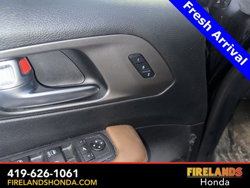 Used 2020 Chrysler Pacifica Limited w/ Tire & Wheel Group image 13