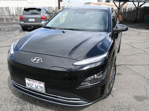 Used 2023 Hyundai Kona SE w/ Cargo Package FWD image 5