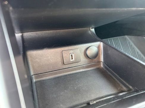 Used 2017 Ford Fusion SE w/ Fusion SE Technology Package FWD image 21