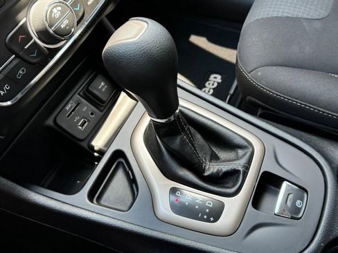 Used 2016 Jeep Cherokee Latitude w/ Comfort/Convenience Group FWD image 21