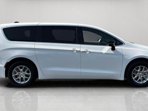New 2026 Chrysler Voyager LX image 4