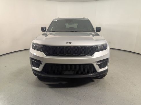 New 2025 Jeep Grand Cherokee Altitude image 2