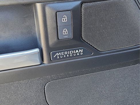 Used 2025 Land Rover Defender 110 X-Dynamic SE image 21