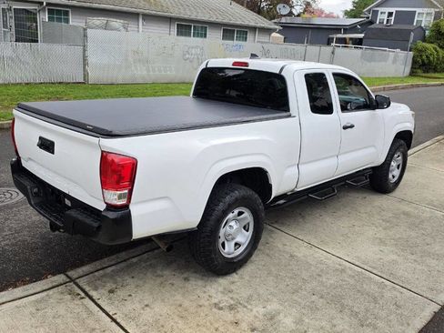 Used 2016 Toyota Tacoma SR image 5