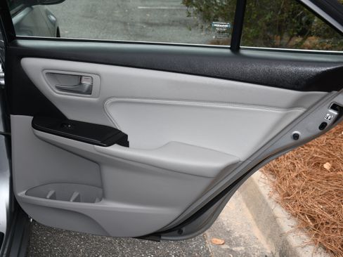 Used 2017 Toyota Camry XLE image 19