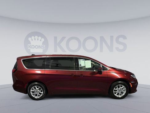 Used 2023 Chrysler Pacifica Touring-L FWD image 8