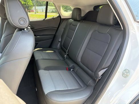 Used 2025 Chevrolet Trax LT w/ LT Convenience Package FWD image 24