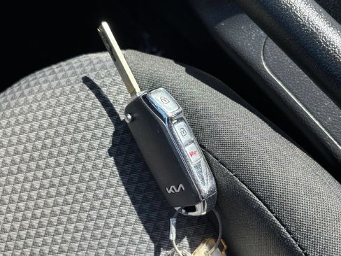 Used 2025 Kia Soul LX w/ LX Technology Package FWD image 21