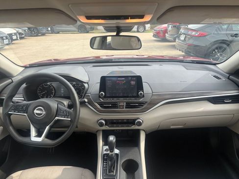 Used 2025 Nissan Altima 2.5 SV FWD image 33