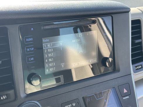 Used 2017 Toyota Sienna L image 5