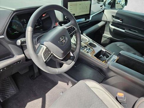 Used 2025 Toyota Sienna Platinum AWD/4WD image 10