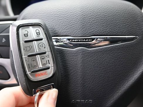 Used 2023 Chrysler Pacifica Touring-L FWD image 44