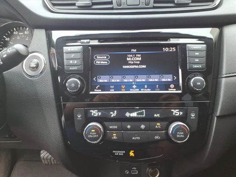 Used 2020 Nissan Rogue SV image 10