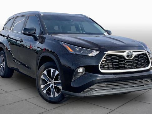 Used 2023 Toyota Highlander XLE FWD image 3