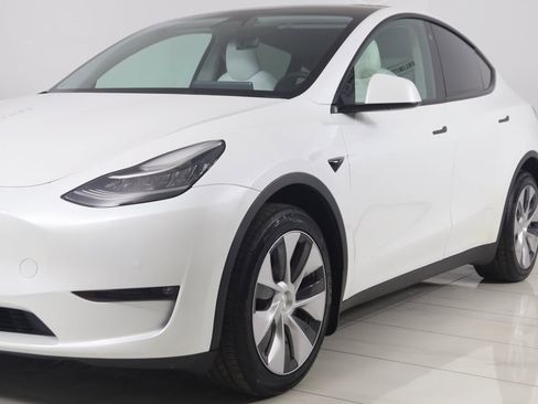 Used 2022 Tesla Model Y Long Range image 53