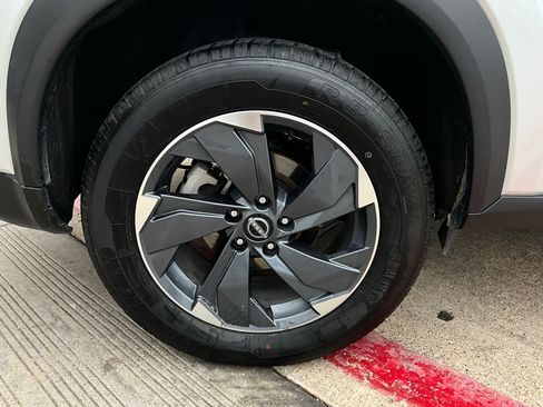 Used 2025 Nissan Rogue SV image 9