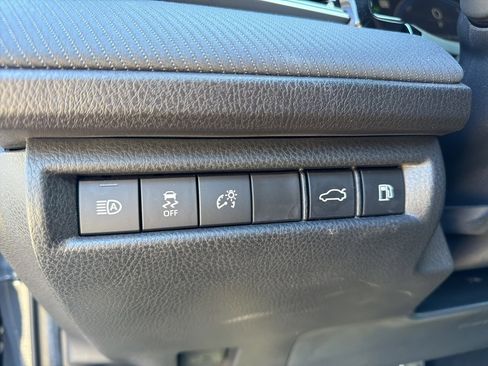 Used 2025 Toyota Camry SE w/ Convenience Package image 12