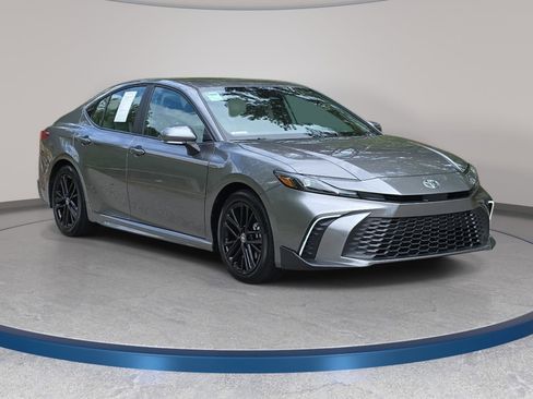 Used 2025 Toyota Camry SE w/ Convenience Package image 3