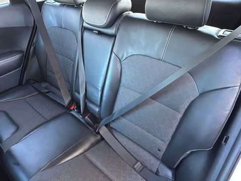 Used 2017 Kia Niro EX image 23