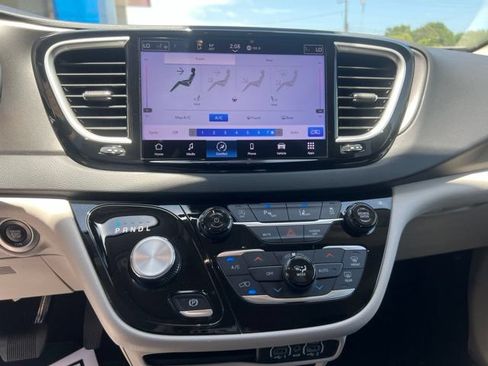 Used 2024 Chrysler Pacifica Touring-L FWD image 22