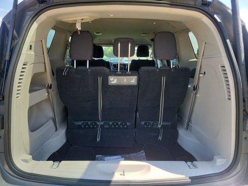 Used 2020 Chrysler Pacifica Touring w/ Advanced Safetytec Group FWD image 7