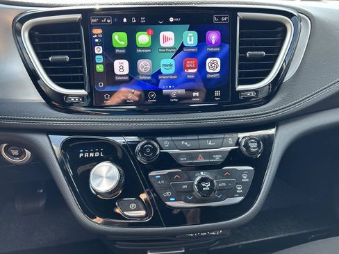 Used 2024 Chrysler Pacifica Touring FWD image 18