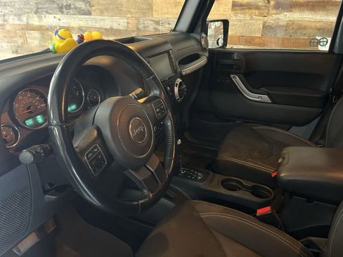 Used 2015 Jeep Wrangler Unlimited Sahara w/ Connectivity Group image 10