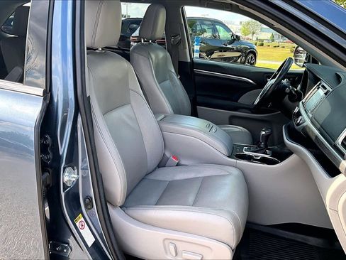Used 2017 Toyota Highlander Limited image 9