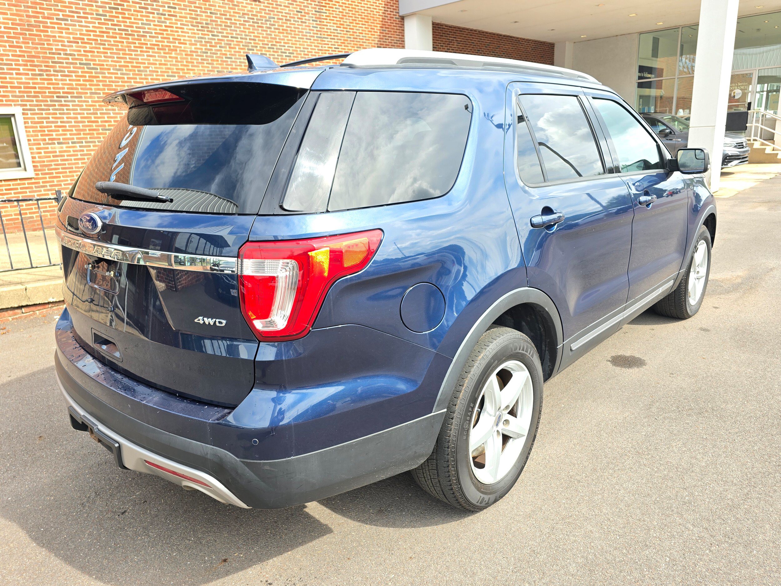 Used 2016 Ford Explorer XLT w/ Equipment Group 201A AWD/4WD image 7