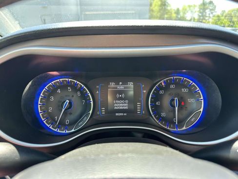 Used 2017 Chrysler Pacifica Touring-L image 17