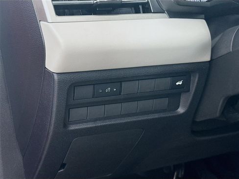 Used 2025 Mitsubishi Outlander SE image 10