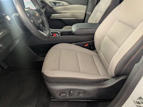 Used 2025 Chevrolet Traverse LT w/ Driver Confidence Package FWD image 12