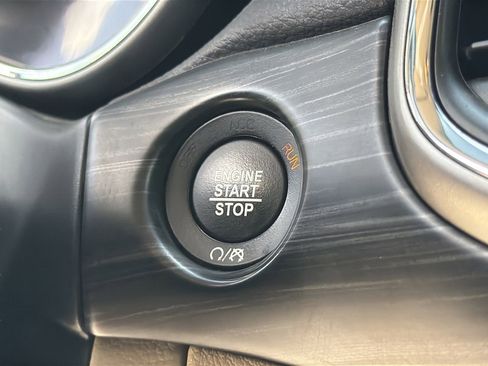 Used 2019 Jeep Grand Cherokee Laredo RWD image 28