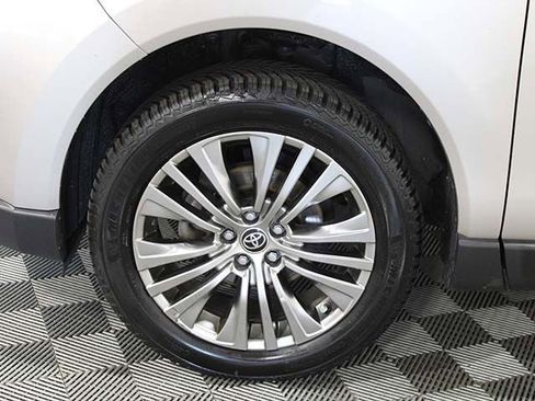 Certified 2022 Toyota Venza XLE AWD/4WD image 16