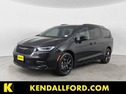 Used 2023 Chrysler Pacifica Limited w/ Uconnect Theater Family Group