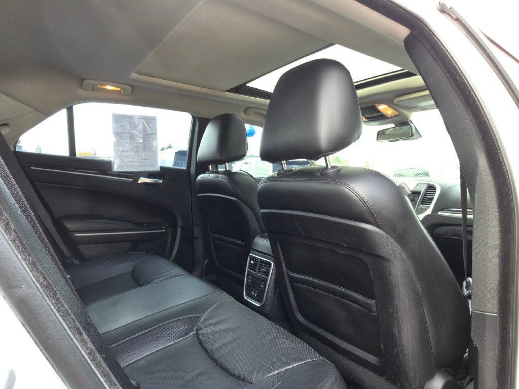 Used 2019 Chrysler 300 Limited AWD/4WD image 18