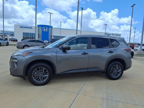 Used 2024 Nissan Rogue S FWD image 3
